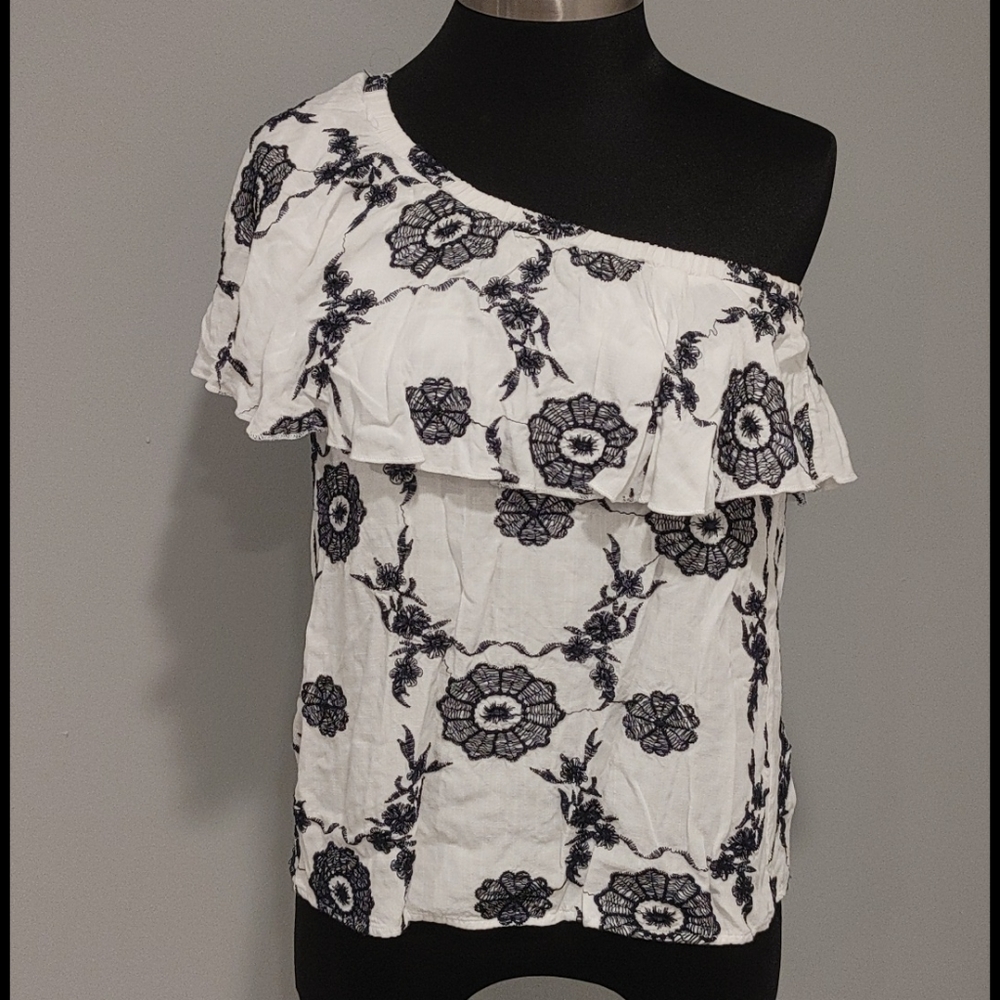 One shoulder shirt